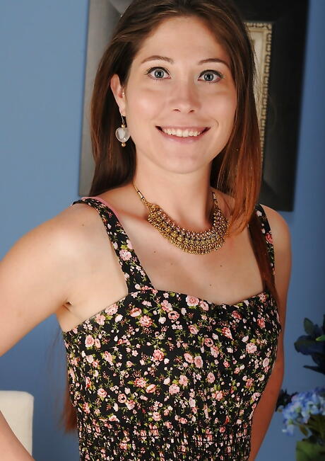 Stunning american milf Jamie Lynn Skye shows her butt in sexy lingery and shaved pussy 